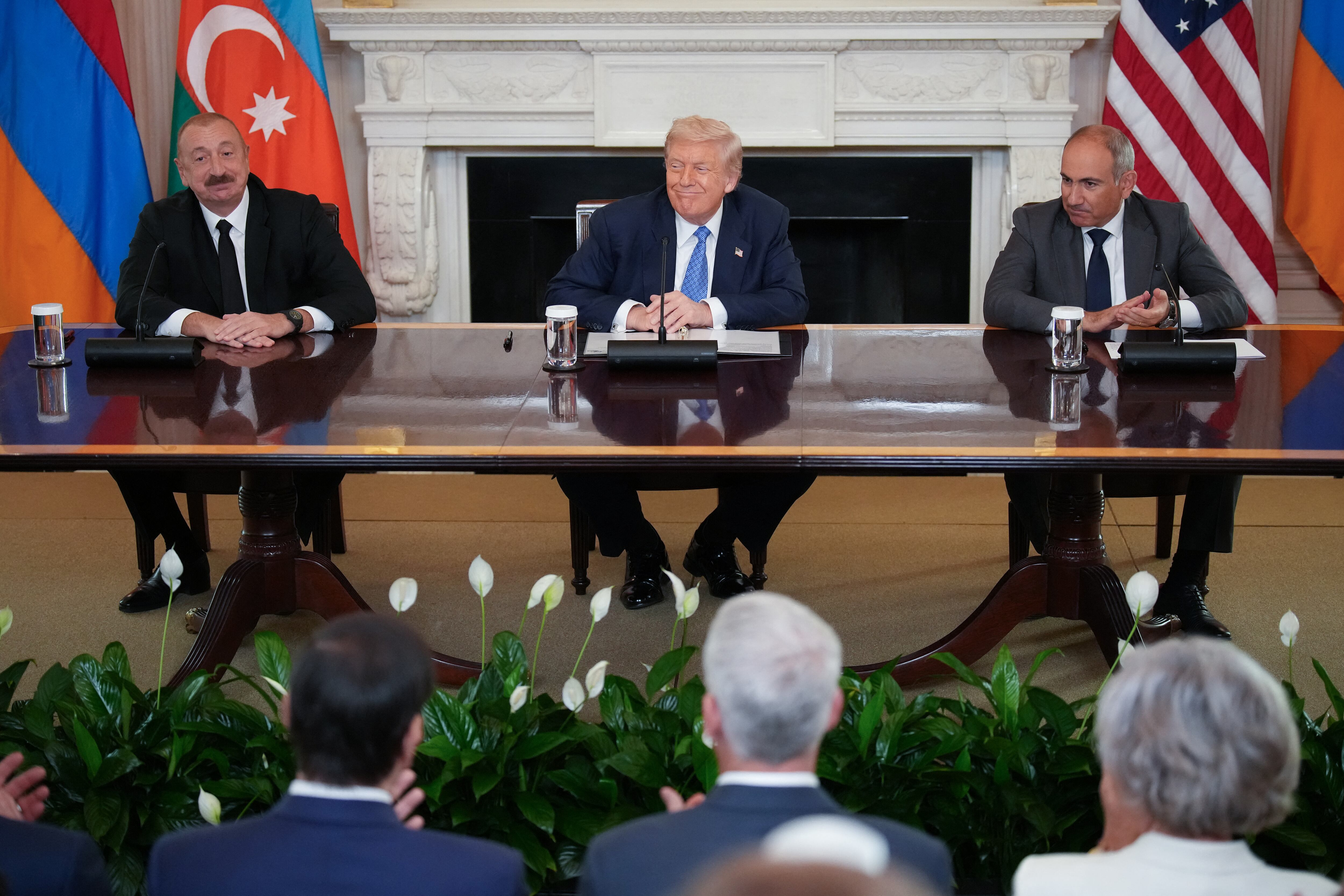El presidente de Estados Unidos, Donald Trump (centro), el presidente de Azerbaiyán, Ilham Aliyev (izquierda), y el primer ministro de Armenia, Nikol Pashinyan (derecha)