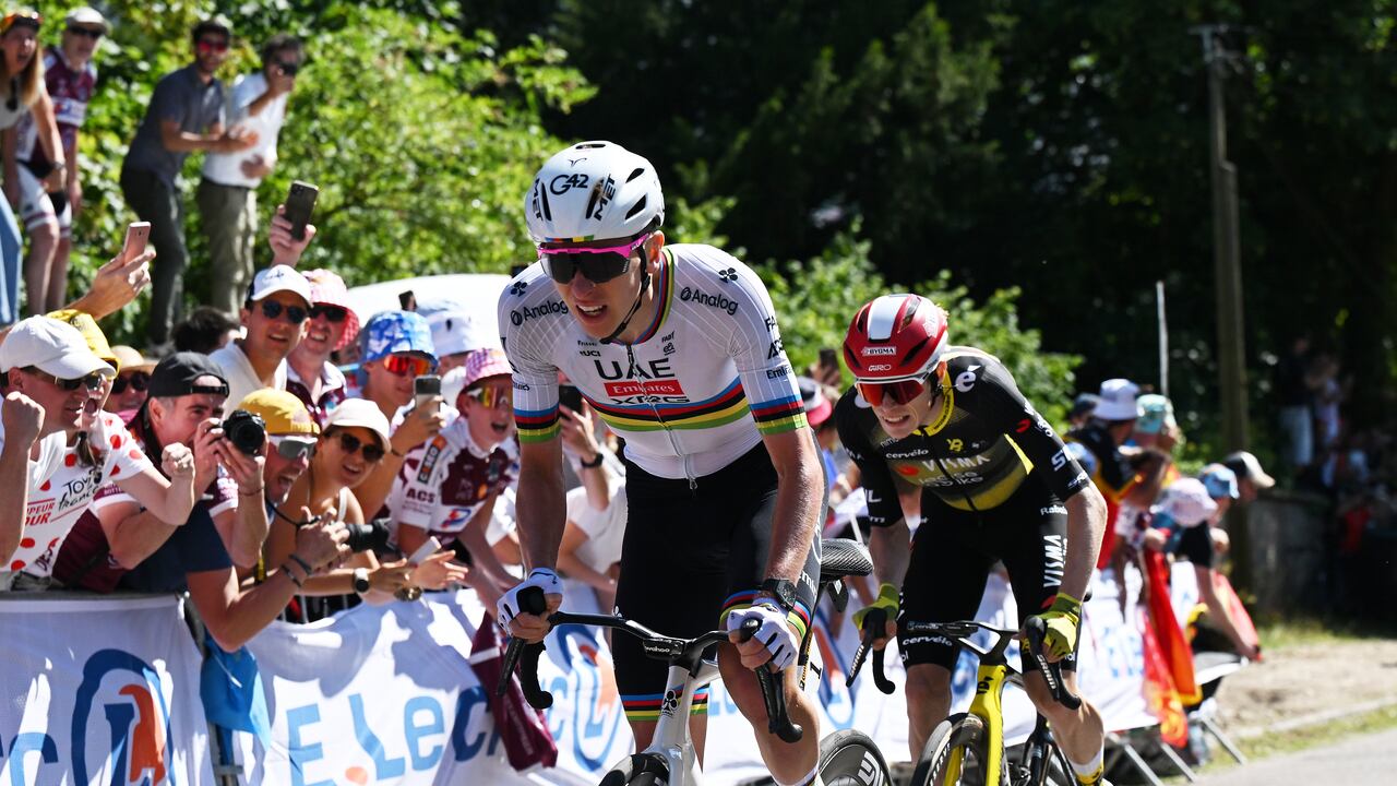 ROUEN, FRANCE - JULY 08: (L-R) Tadej Pogacar of Slovenia and UAE Team Emirates - XRG and Jonas Vingegaard of Denmark and Team Visma | Lease a Bike attack during the 112th Tour de France, Stage 4 a 174.2km stage from Amiens Metropole to Rouen / #UCIWT / on July 08, 2025 in Rouen, France. (Photo by Tim de Waele/Getty Images)