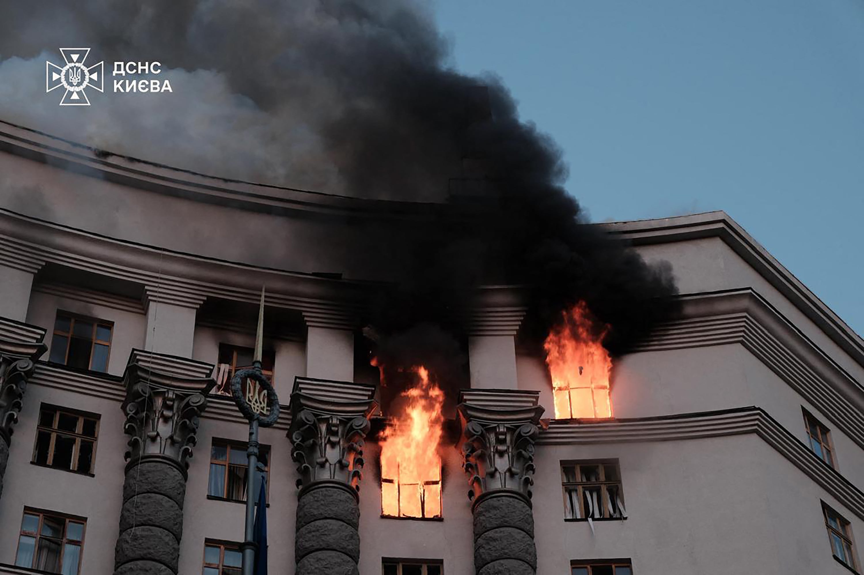 Rusia lanzó su mayor bombardeo aéreo contra Ucrania la madrugada del 7 de septiembre, incendiando la sede del gobierno ucraniano en Kiev, según informaron las autoridades.
