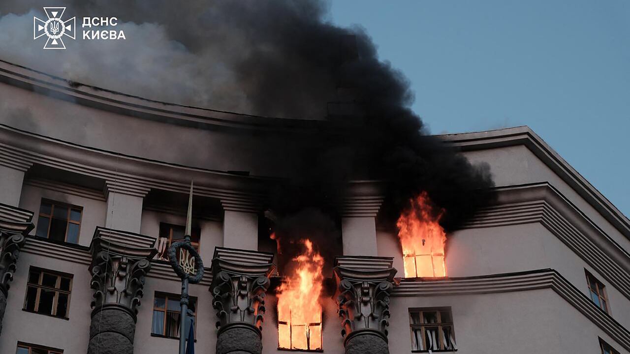 Rusia lanzó su mayor bombardeo aéreo contra Ucrania la madrugada del 7 de septiembre, incendiando la sede del gobierno ucraniano en Kiev, según informaron las autoridades.