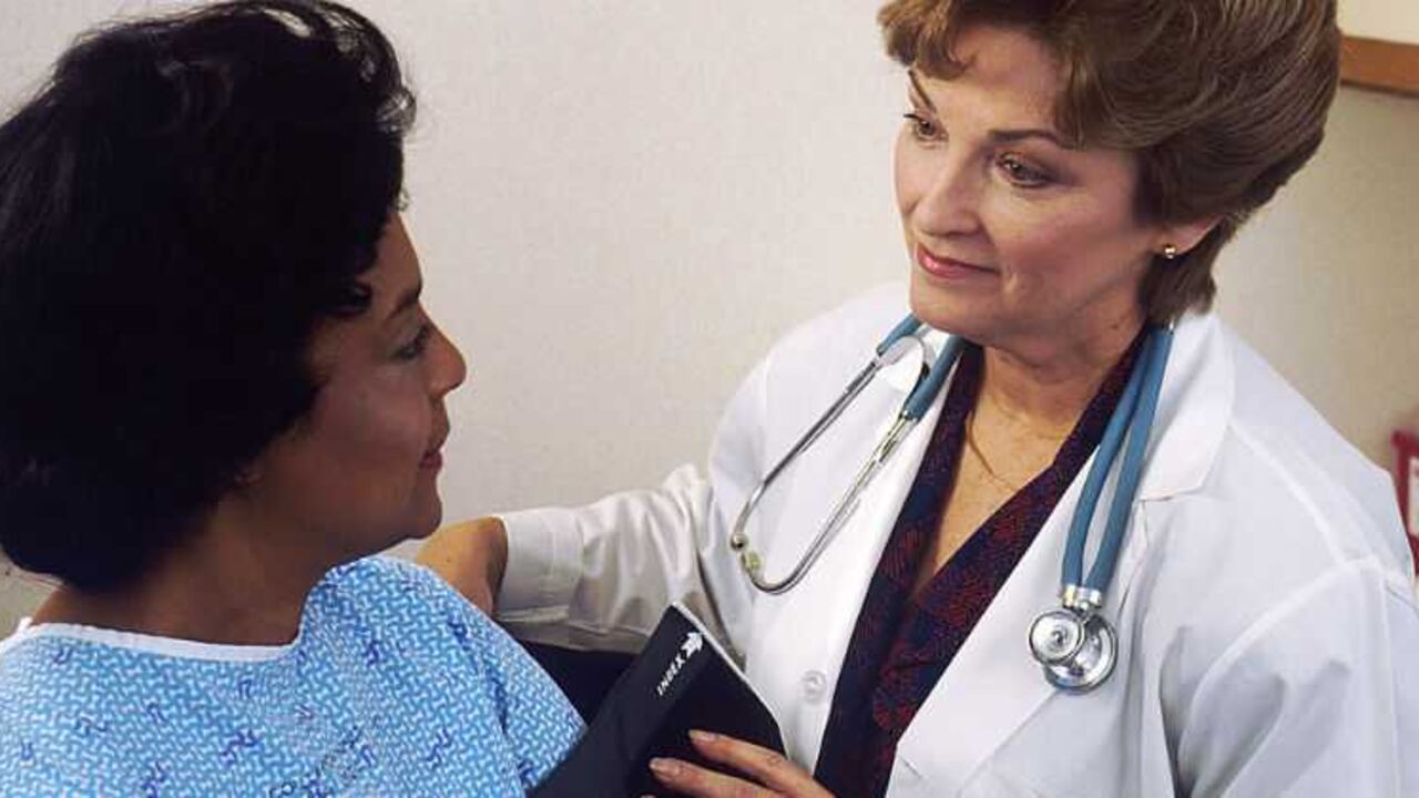 5. Para medicina preventiva: la salud de la mujer suele ser un poco más delicada dados los momentos de su vida por los que puede cruzar, como el embarazo, por ejemplo. Es por eso que lo ideal es que toda mujer esté preparada para exámenes de cáncer de mama o de útero, así como todos los correspondientes a l cuidado de su salud ósea; que suelen ser mucho más costosos que los de los hombres. El presupuesto semestral puede ser de $200.000