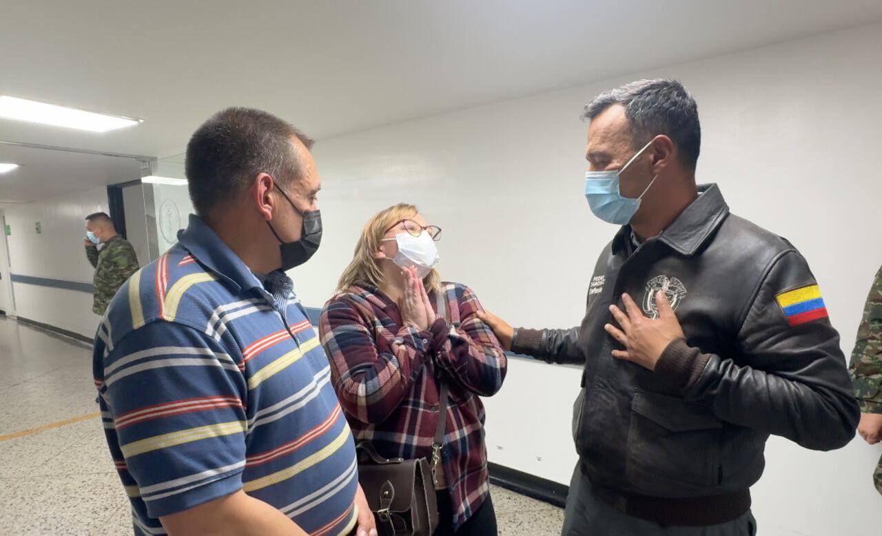 Padres del oficial herido, junto al ministro Pedro Sánchez.