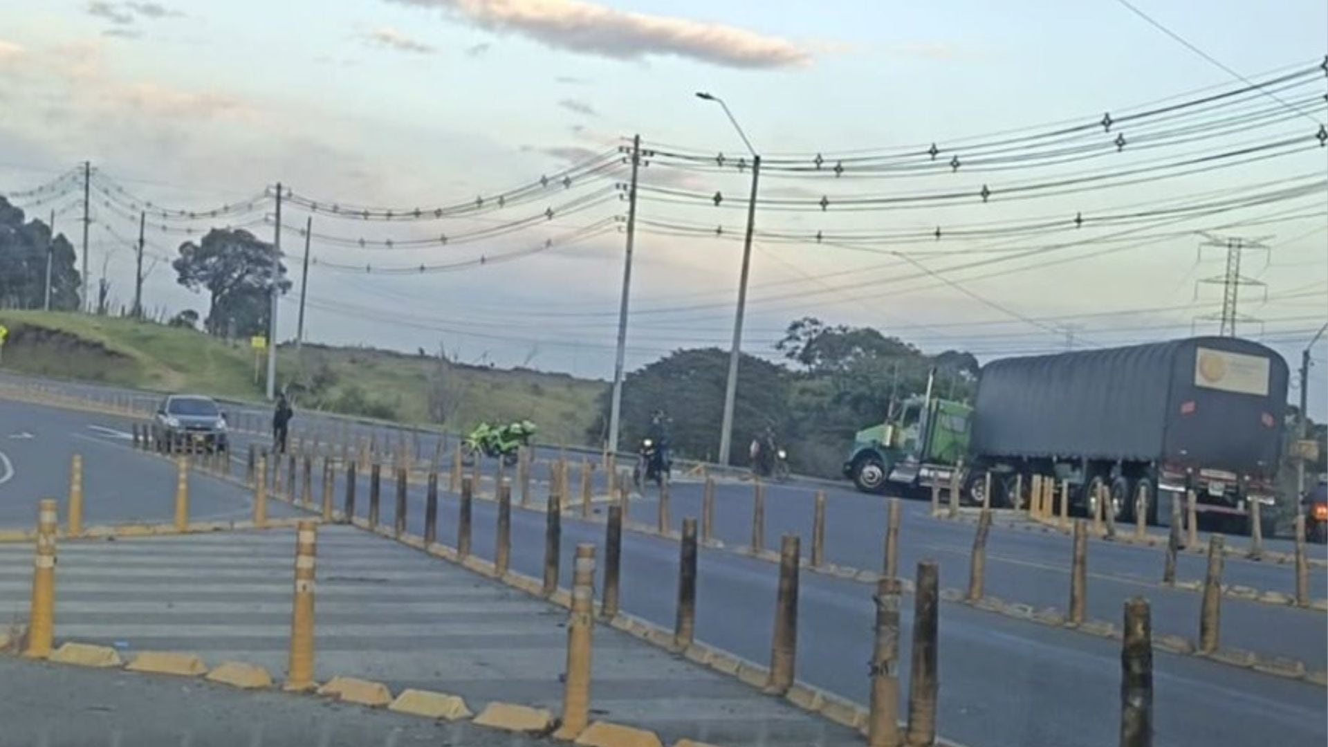 La Variante Norte de Popayán fue cerrada preventivamente tras el hallazgo de un cilindro abandonado que fue verificado y destruido de manera controlada por la Policía.