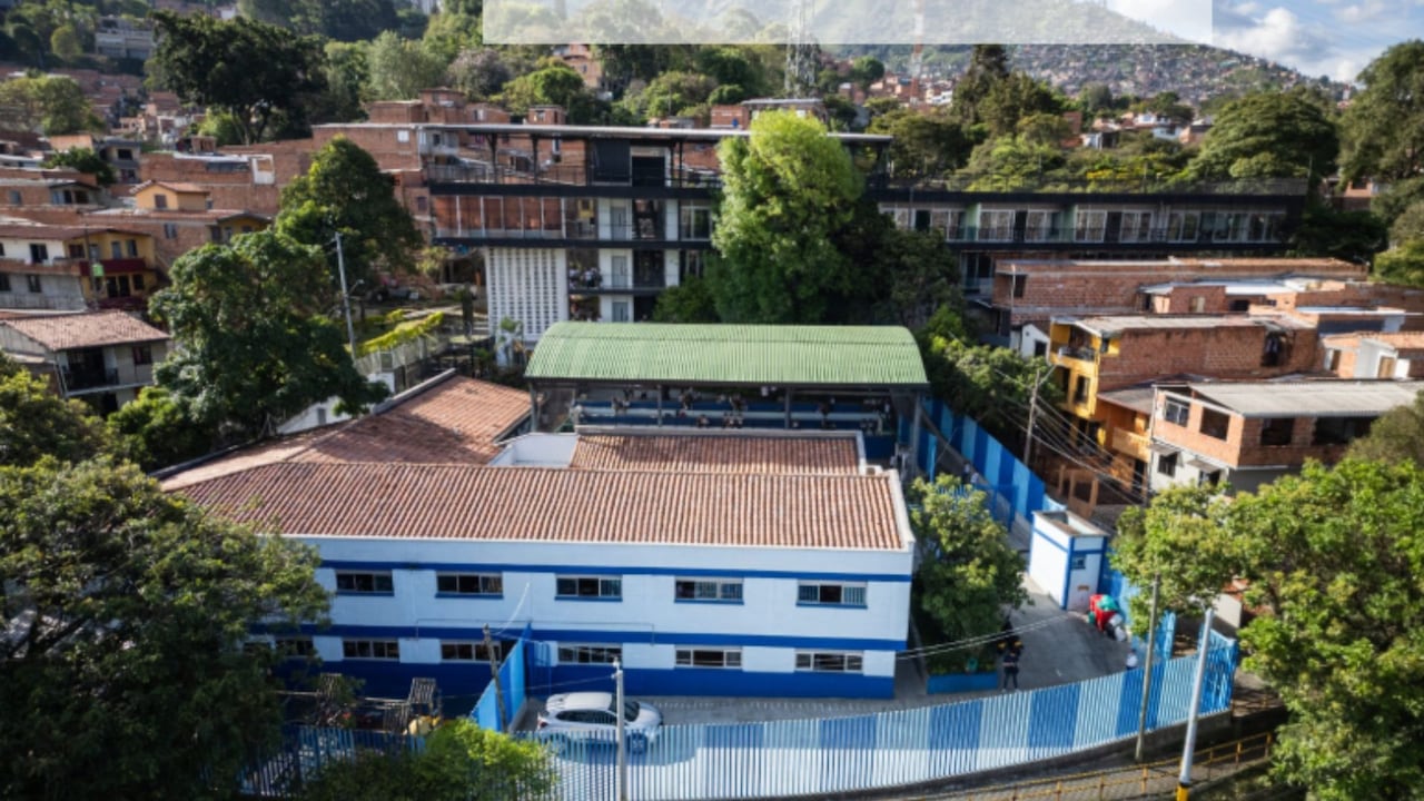 Panorámica colegio de Medellín. Estudiantes y docentes disfrutan de aulas renovadas y espacios educativos modernos en los colegios públicos de Medellín, gracias al plan de renovación de la Alcaldía.