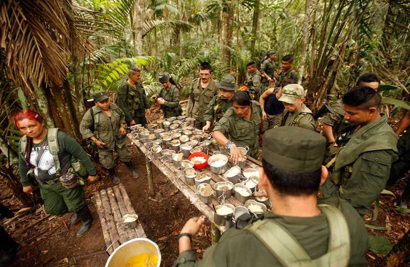 Identificar la taza de cada uno puede ser un trabajo difícil en campamentos grandes. Casi todos las marcan con sus nombres. La comida es austera pero suculenta.