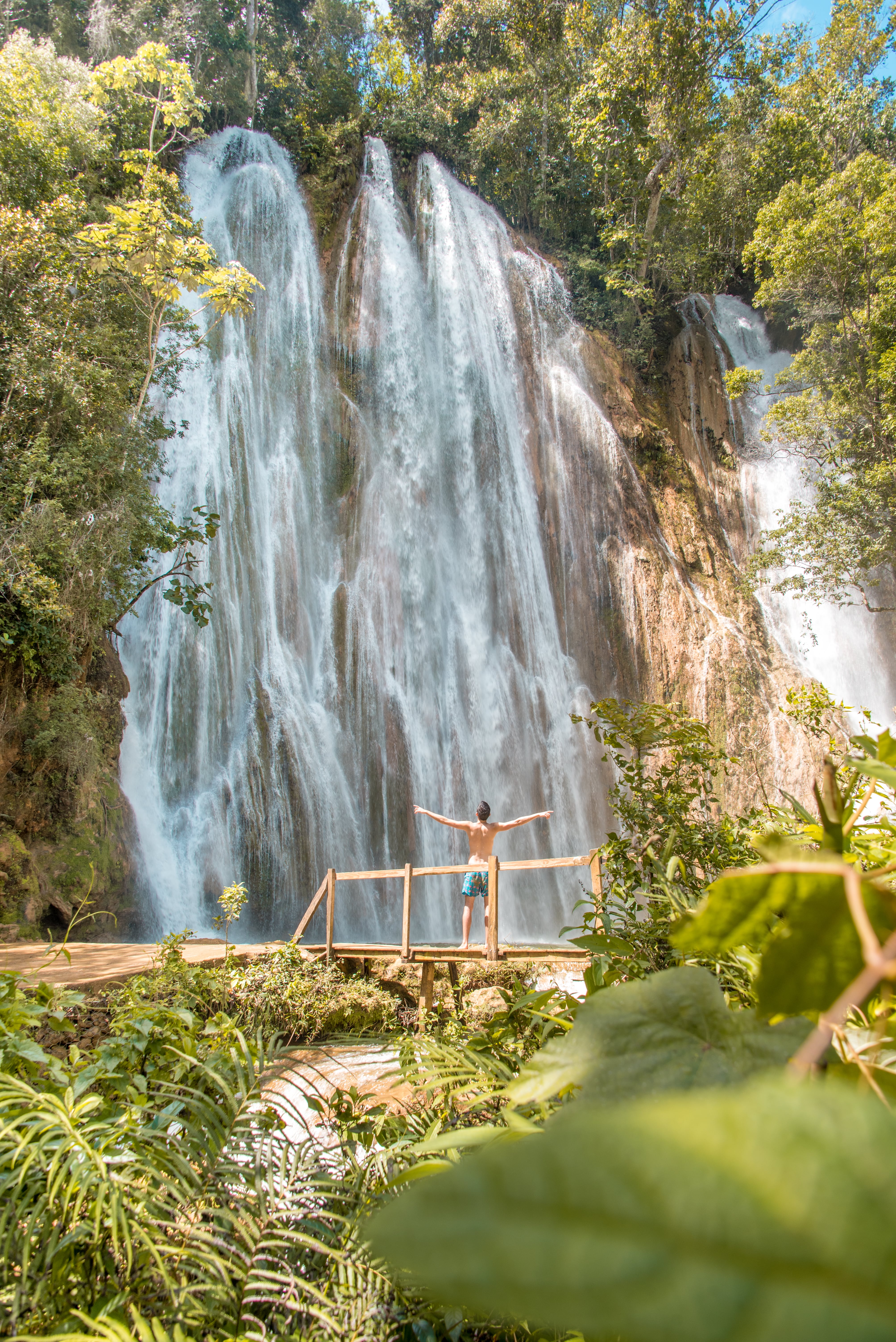 Salto El Limón es una caída de agua de 50 metros a la que se llega tras una caminata de media hora.
