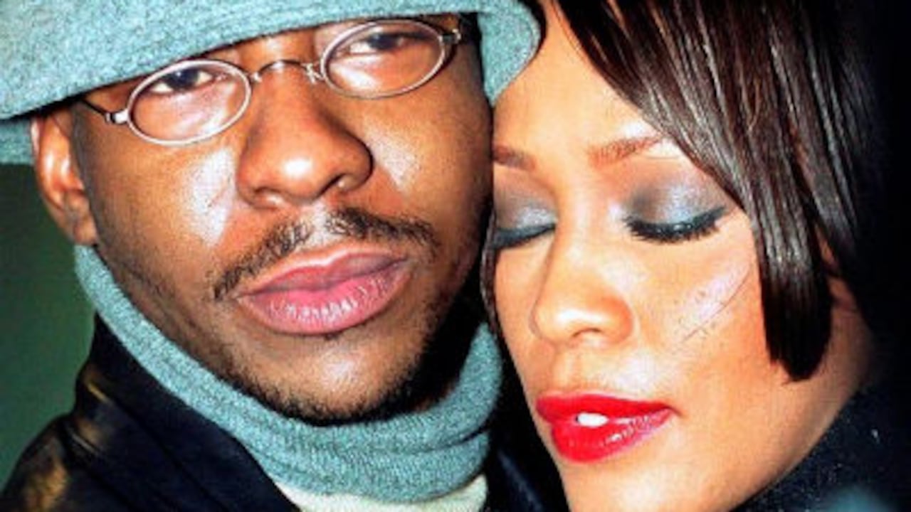 Foto de archivo tomada el 12 de noviembre de 1999 de la cantante y actriz estadounidense Whitney Houston (dcha) y de su marido Bobby Brown en Alemania.