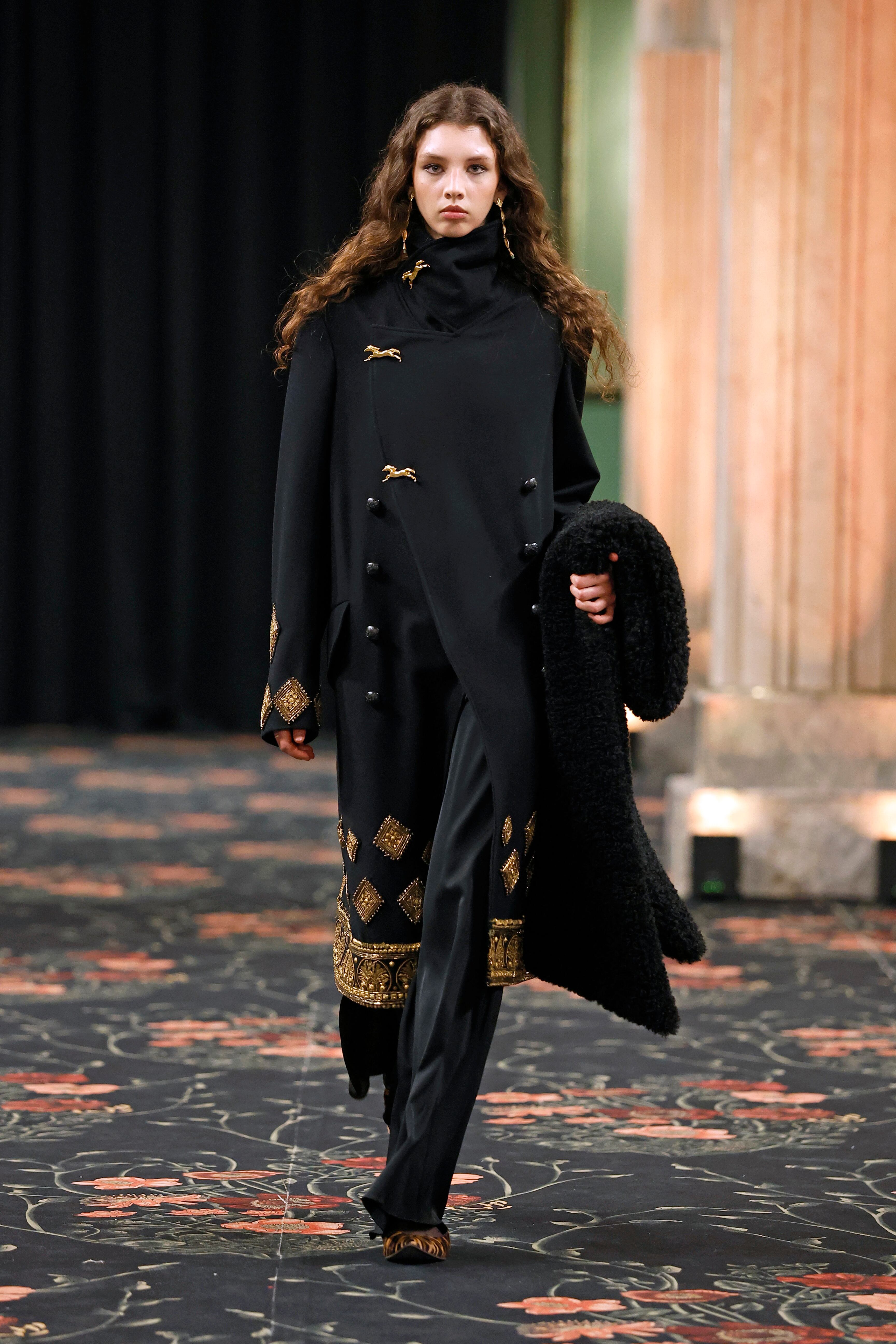 Johanna Ortiz, la diseñadora caleña, fue la encargada de inaugurar la Mercedes Benz Fashion Week Madrid 2026 con su colección 'Alma'