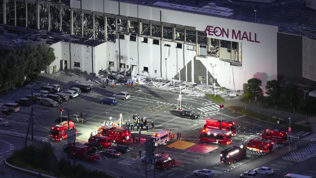 Esta imagen aérea muestra el centro comercial AEON Mall dañado tras el terremoto que azotó Kashima, en la prefectura de Kumamoto, al sur de Japón.