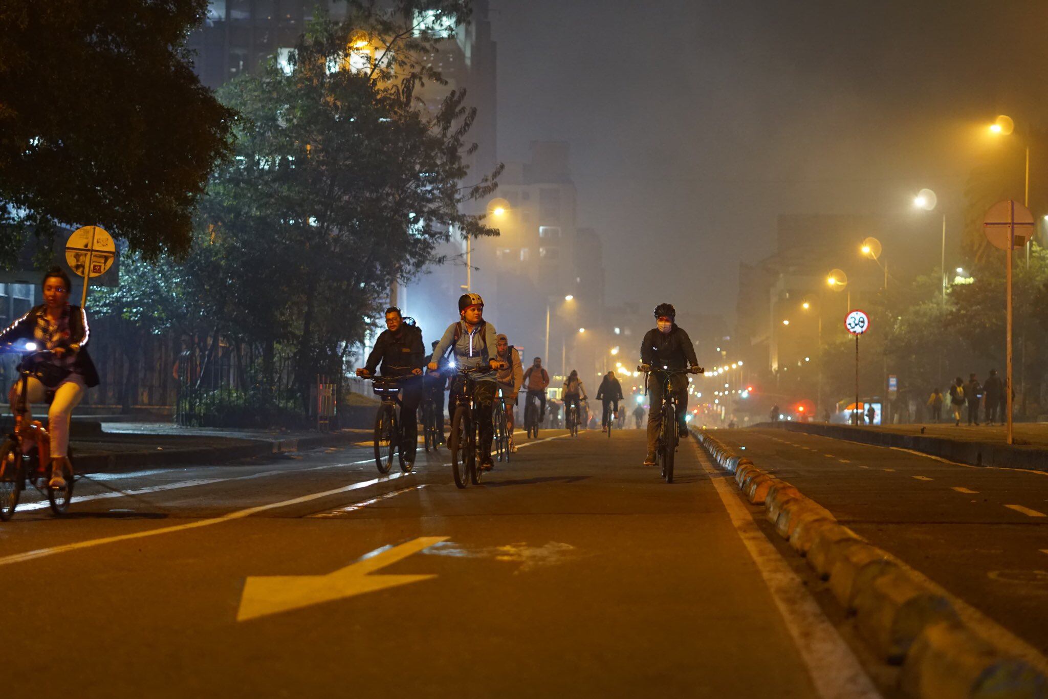 La ciclovía nocturna se ha convertido en una tradición en Bogotá.