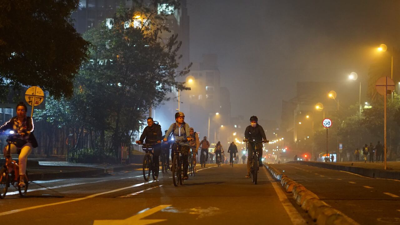 La ciclovía nocturna se ha convertido en una tradición en Bogotá.
