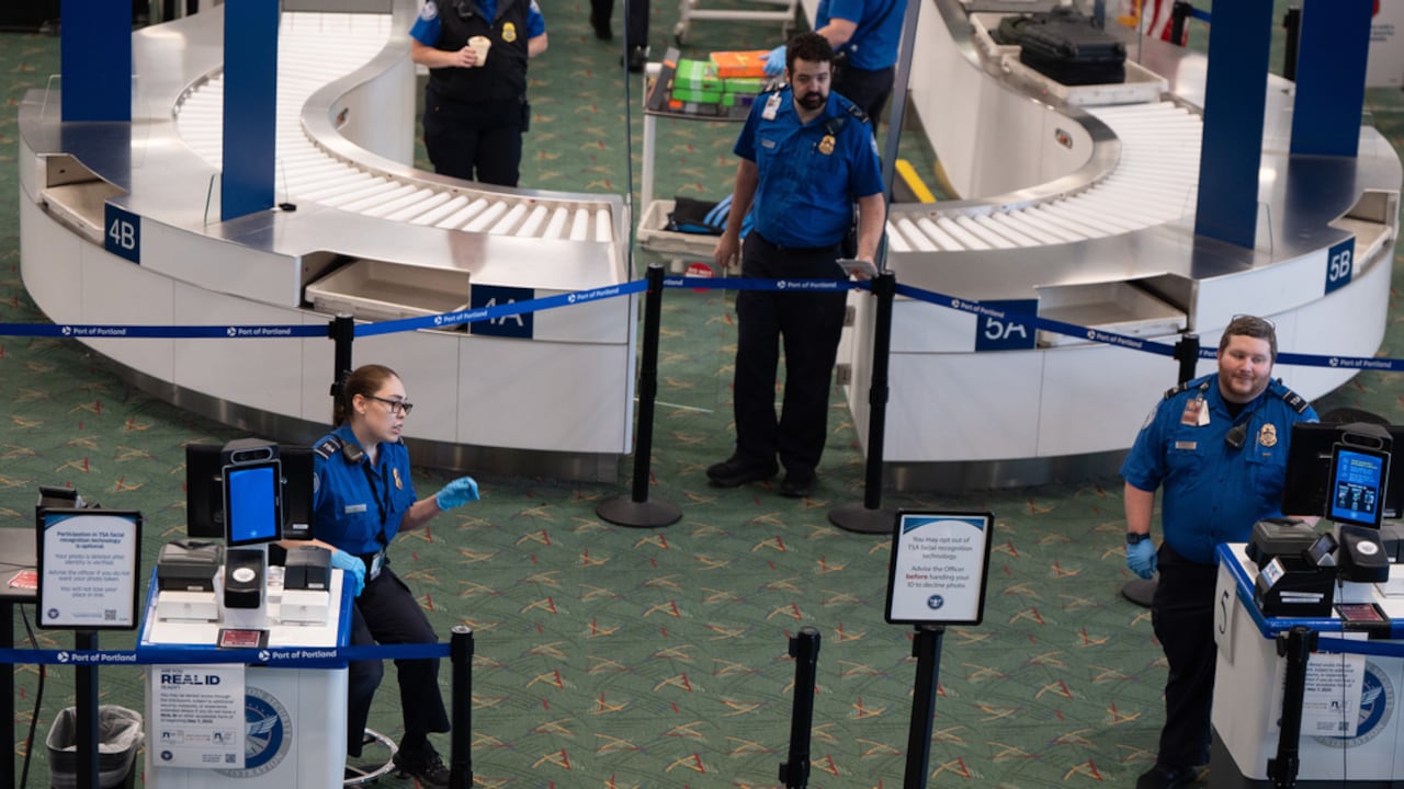 Trabajadores de la Administración de Seguridad en el Transporte (TSA) esperan para inspeccionar a los pasajeros de las aerolíneas en el Aeropuerto Internacional de Portland el miércoles 1 de octubre de 2025, en Portland, Oregón. (Foto AP/Jenny Kane)