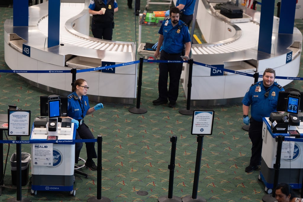Trabajadores de la Administración de Seguridad en el Transporte (TSA) esperan para inspeccionar a los pasajeros de las aerolíneas en el Aeropuerto Internacional de Portland el miércoles 1 de octubre de 2025, en Portland, Oregón. (Foto AP/Jenny Kane)