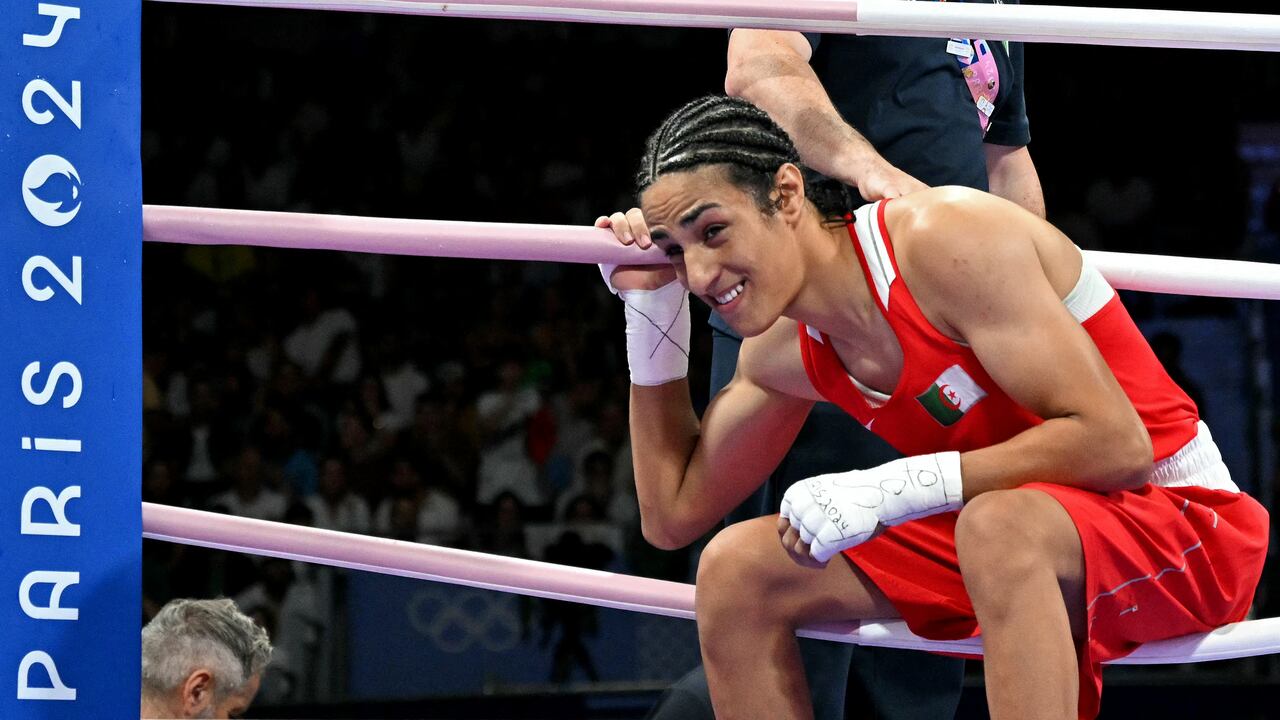 La argelina Imane Khelif sale tras su combate de boxeo de octavos de final de la preliminar femenina de 66 kg contra la italiana Angela Carini durante los Juegos Olímpicos de París 2024 en el North Paris Arena, en Villepinte, el 1 de agosto de 2024.