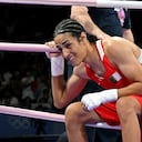 La argelina Imane Khelif sale tras su combate de boxeo de octavos de final de la preliminar femenina de 66 kg contra la italiana Angela Carini durante los Juegos Olímpicos de París 2024 en el North Paris Arena, en Villepinte, el 1 de agosto de 2024.