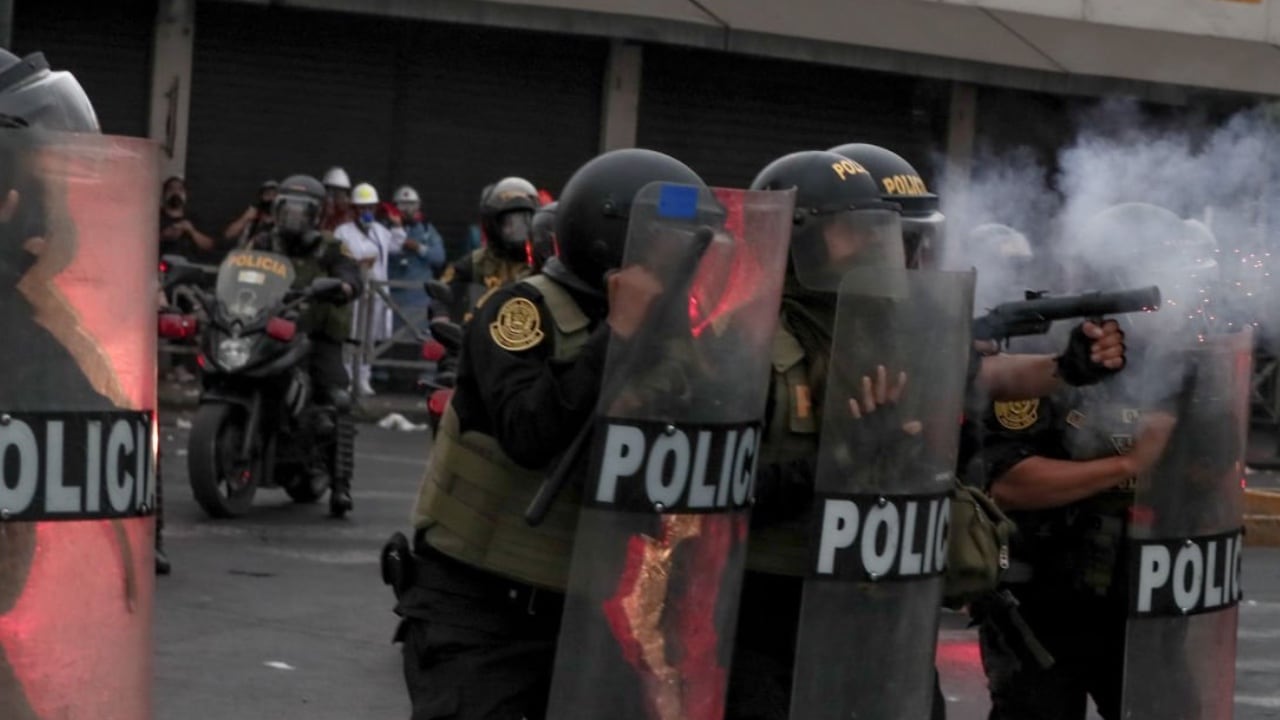 Con escudos y gases lacrimógenos, la policía hace frente a los manifestantes en Lima, Perú