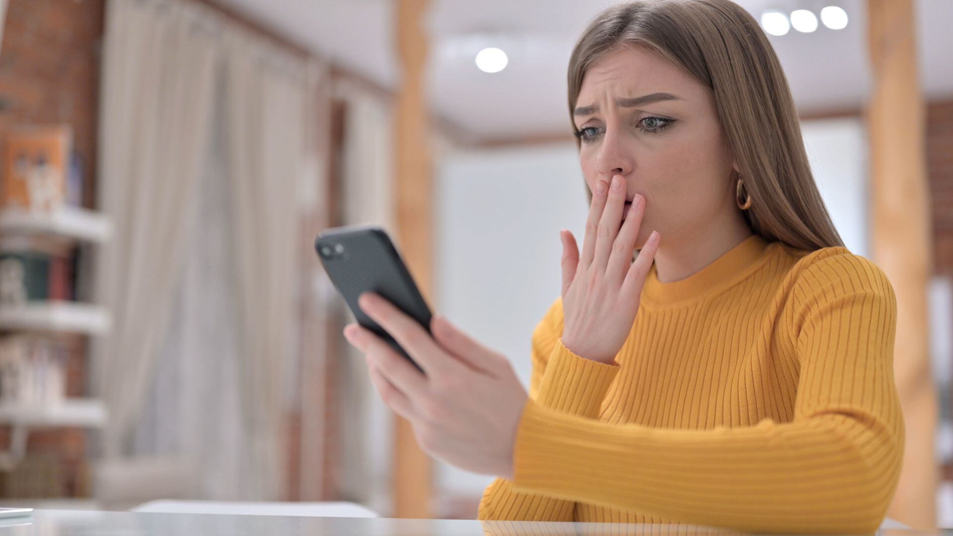 Ser espiado tiene un fin delictivo por parte de los delincuentes.