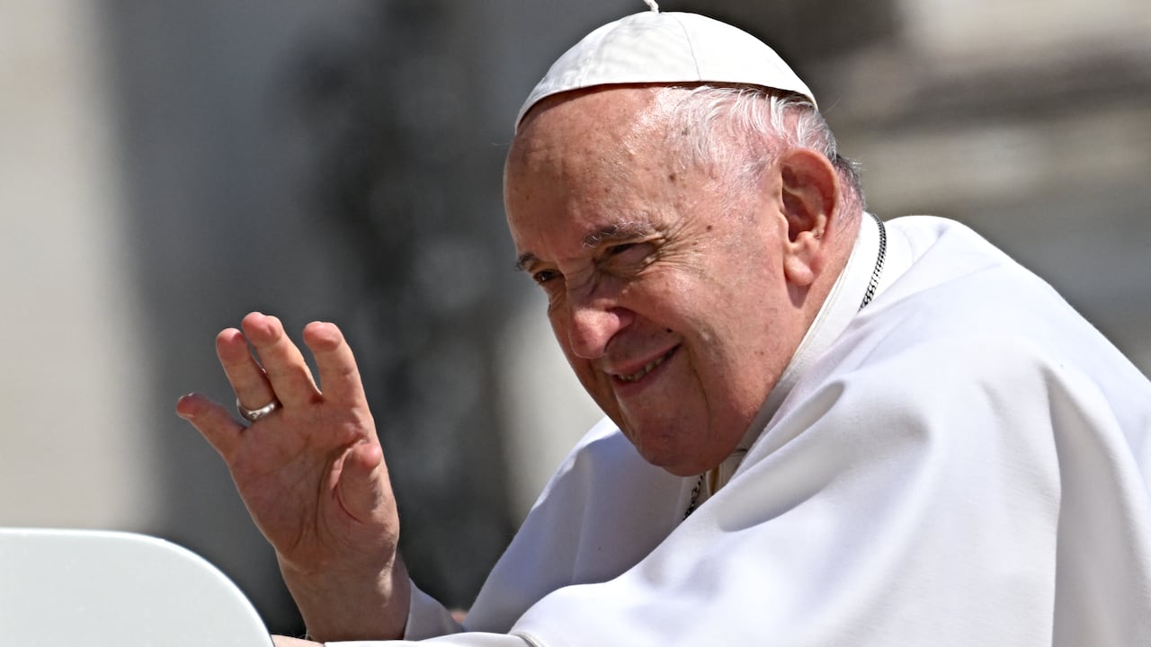 El Papa Francisco (izq.) llega para su audiencia con los participantes en la peregrinación de acción de gracias por la beatificación de Armida Barelli, en la Plaza de San Pedro, en el Vaticano, el 22 de abril de 2023. (Foto de Andreas SOLARO / AFP).
