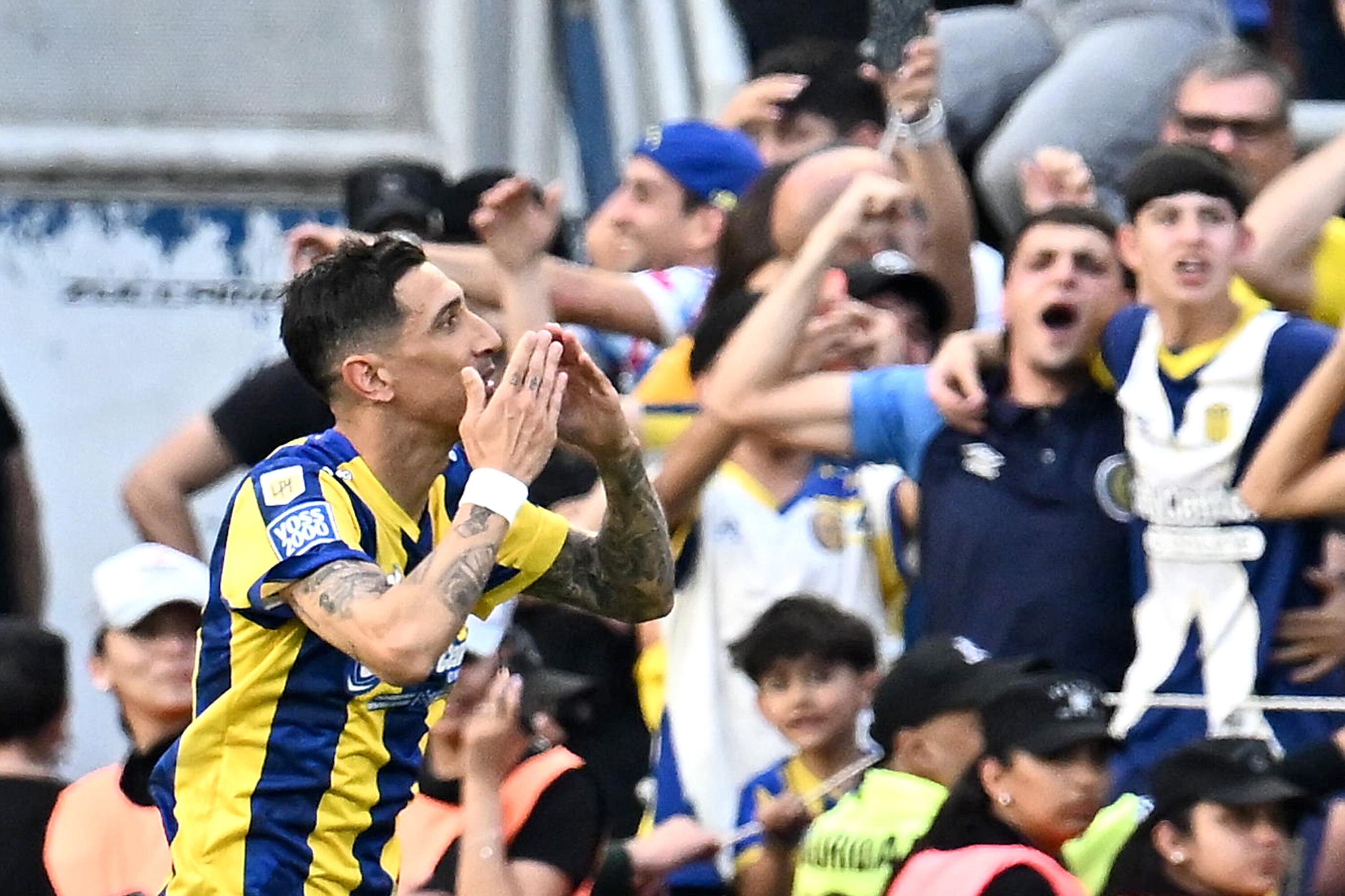 Di María celebrando su gol olímpico ante Boca Juniors.