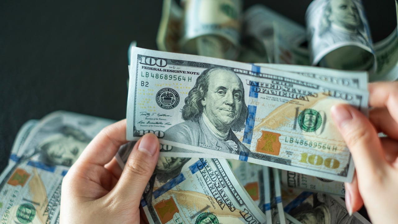 El precio del dólar continúa registrando movimientos que impactan el bolsillo de consumidores, viajeros e inversionistas.