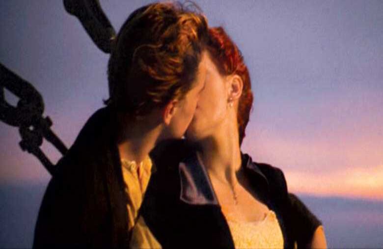 ‘Titanic’ (1997) Basada en la tragedia real, el largometraje de James Cameron trata sobre un amor perfecto pero imposible entre Jack Dawson, hombre de clase baja interpretado por Leonardo DiCaprio, y la adinerada aristócrata Rose DeWitt, el papel de Kate Winslet. 