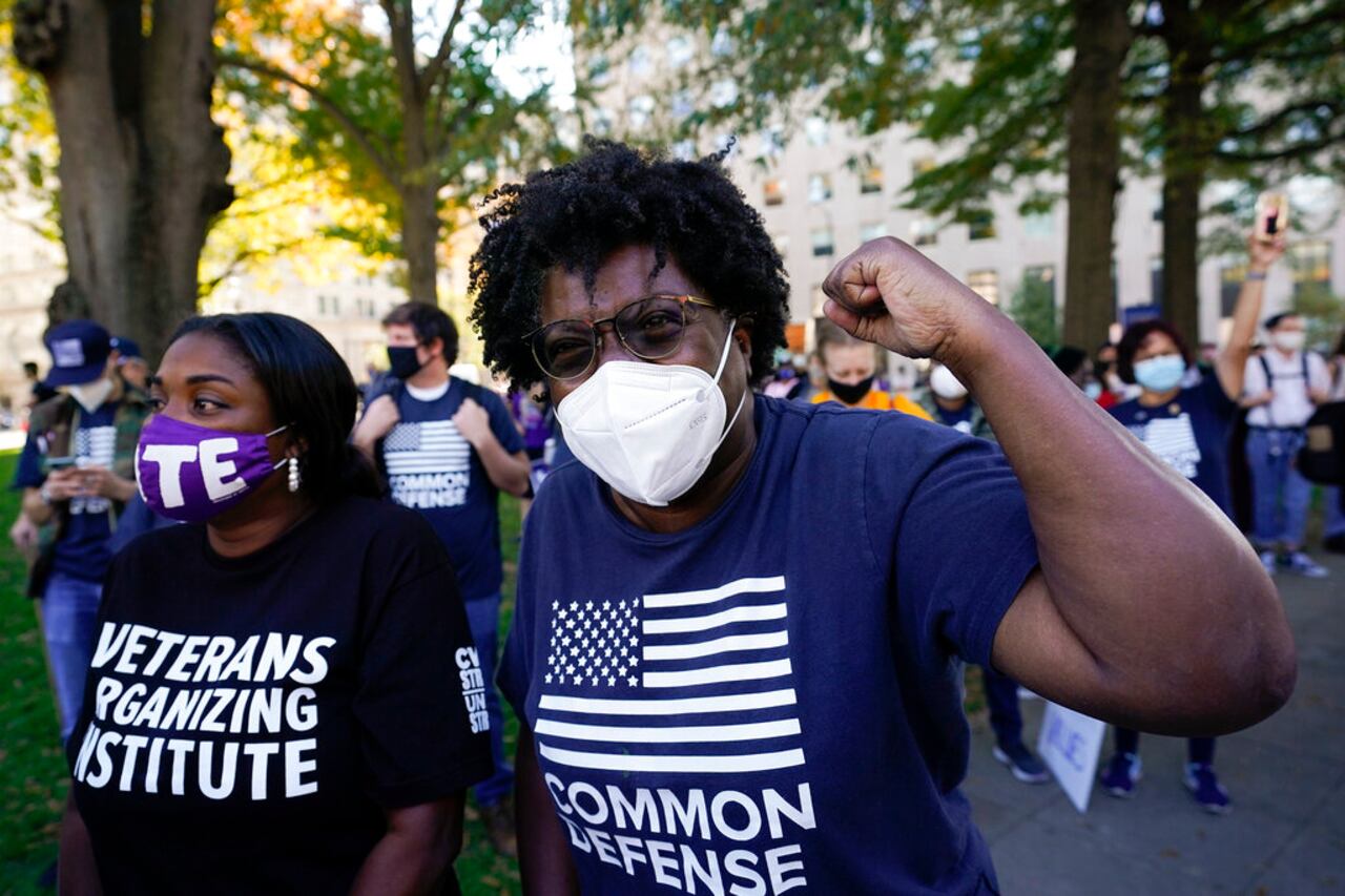 Las personas reunidas en Black Lives Matter Plaza reaccionan a la convocación de la carrera presidencial a favor de Joe Biden, el sábado 7 de noviembre de 2020 en Washington. El demócrata Joe Biden derrotó al presidente Donald Trump para convertirse en el 46 ° presidente de los Estados Unidos (AP Photo / Alex Brandon).