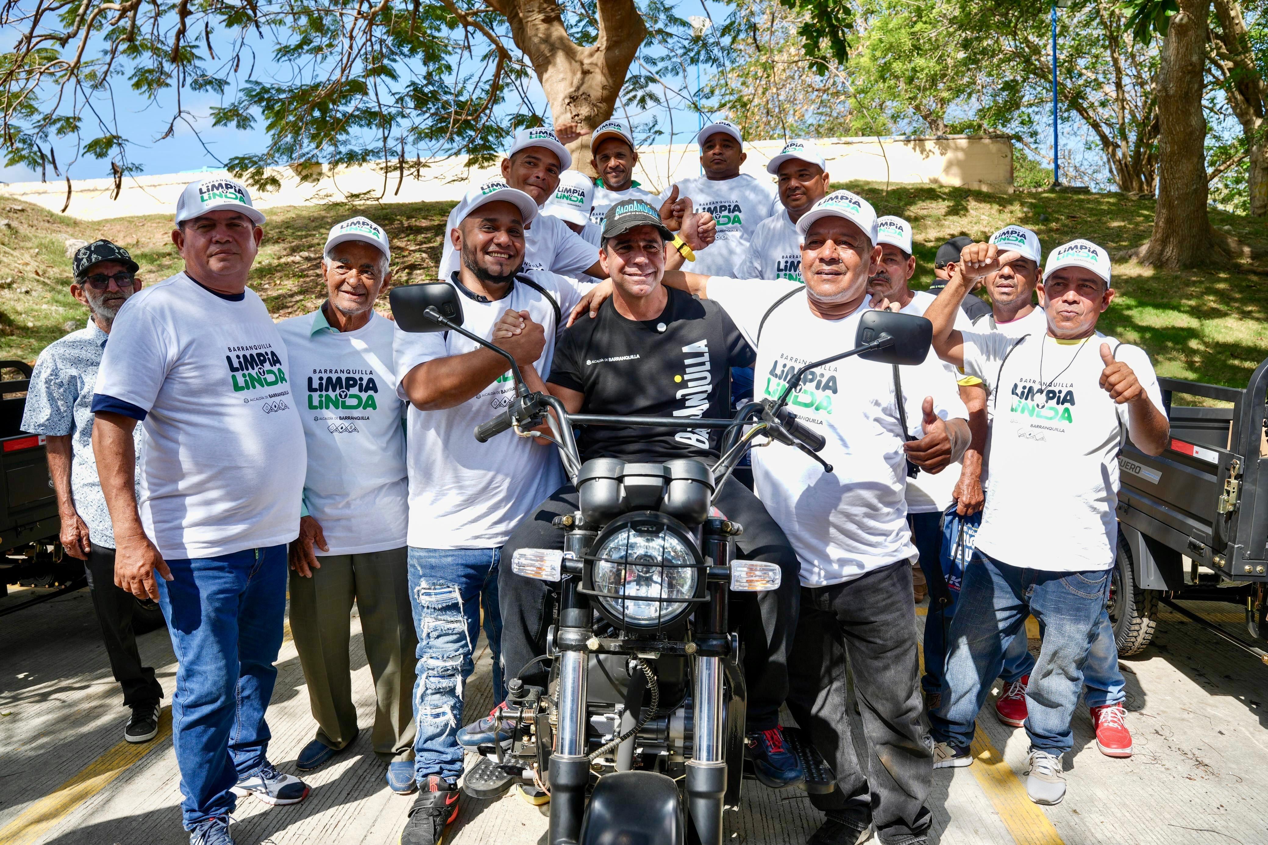 Motocarro entregado a los dueños de los Vehículos de Tracción Animal.