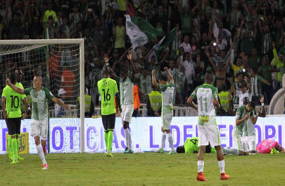 El momento en el que los jugadores de Nacional celebran la consecución del título 16 de su historia. Fotografía: Pablo Monsalve/SEMANA.
