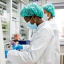 Científicos en alerta por nuevas variantes. Luis Álvarez / Getty Images.