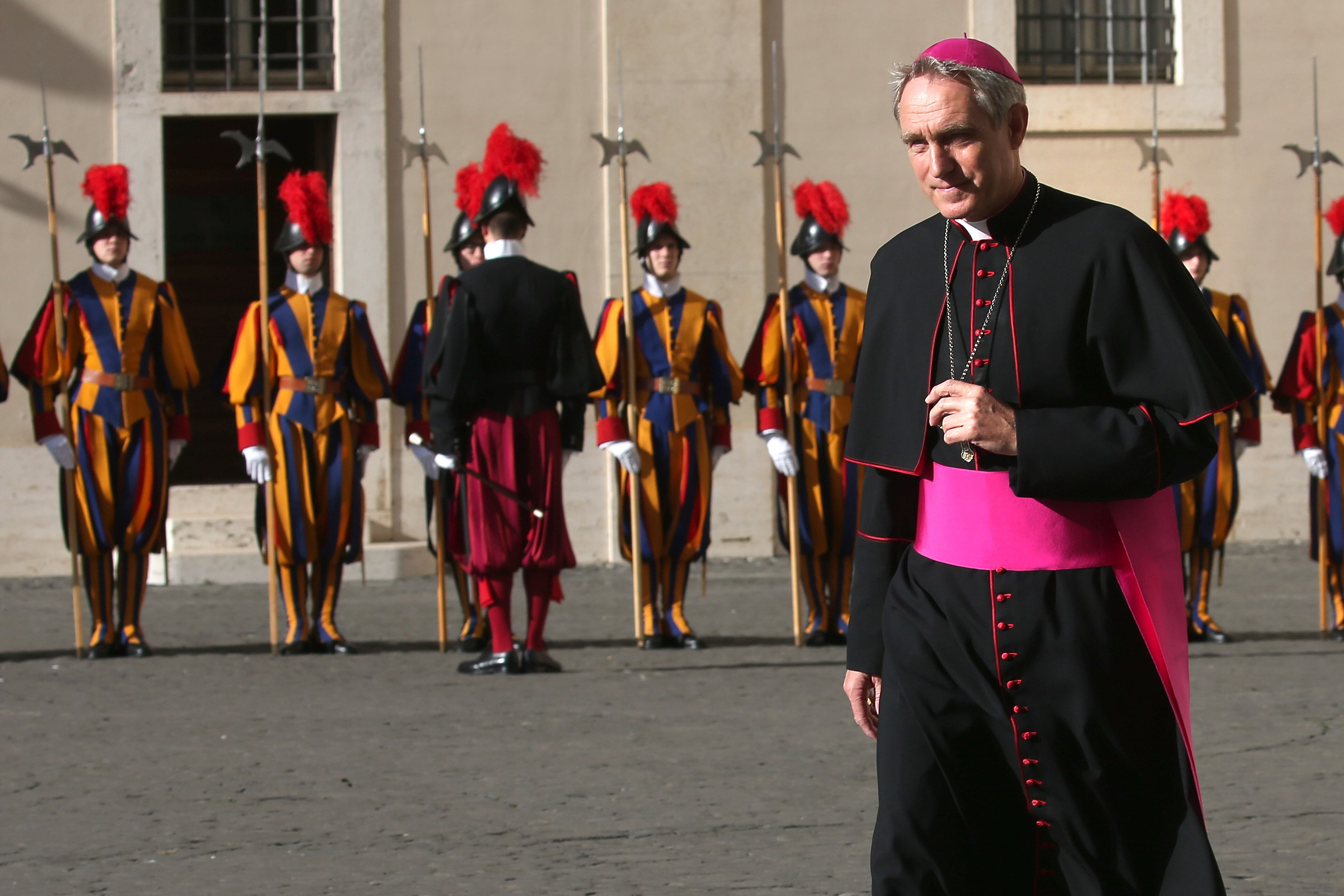 Gänswein cumplió 38 años al servicio de la Iglesia Católica, hoy es Prefecto de la Casa Pontificia y estuvo al lado de Benedicto XVI en el momento de su muerte