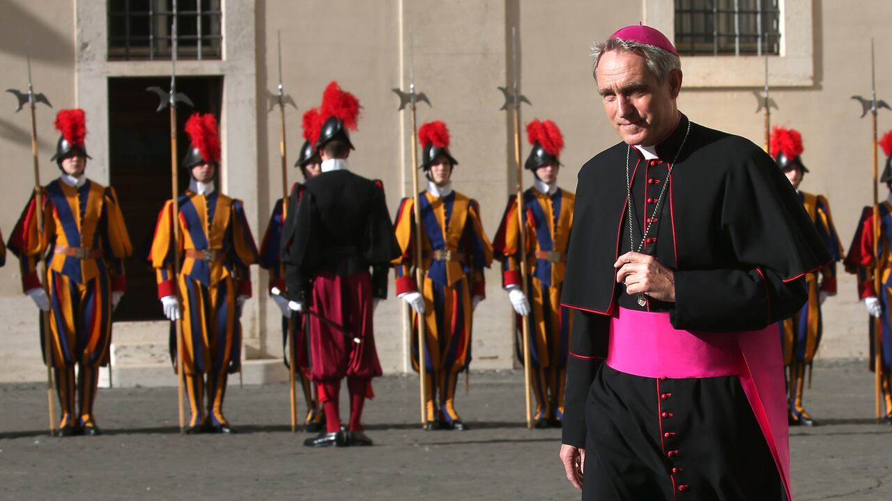 Gänswein cumplió 38 años al servicio de la Iglesia Católica, hoy es Prefecto de la Casa Pontificia y estuvo al lado de Benedicto XVI en el momento de su muerte
