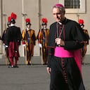 Gänswein cumplió 38 años al servicio de la Iglesia Católica, hoy es Prefecto de la Casa Pontificia y estuvo al lado de Benedicto XVI en el momento de su muerte