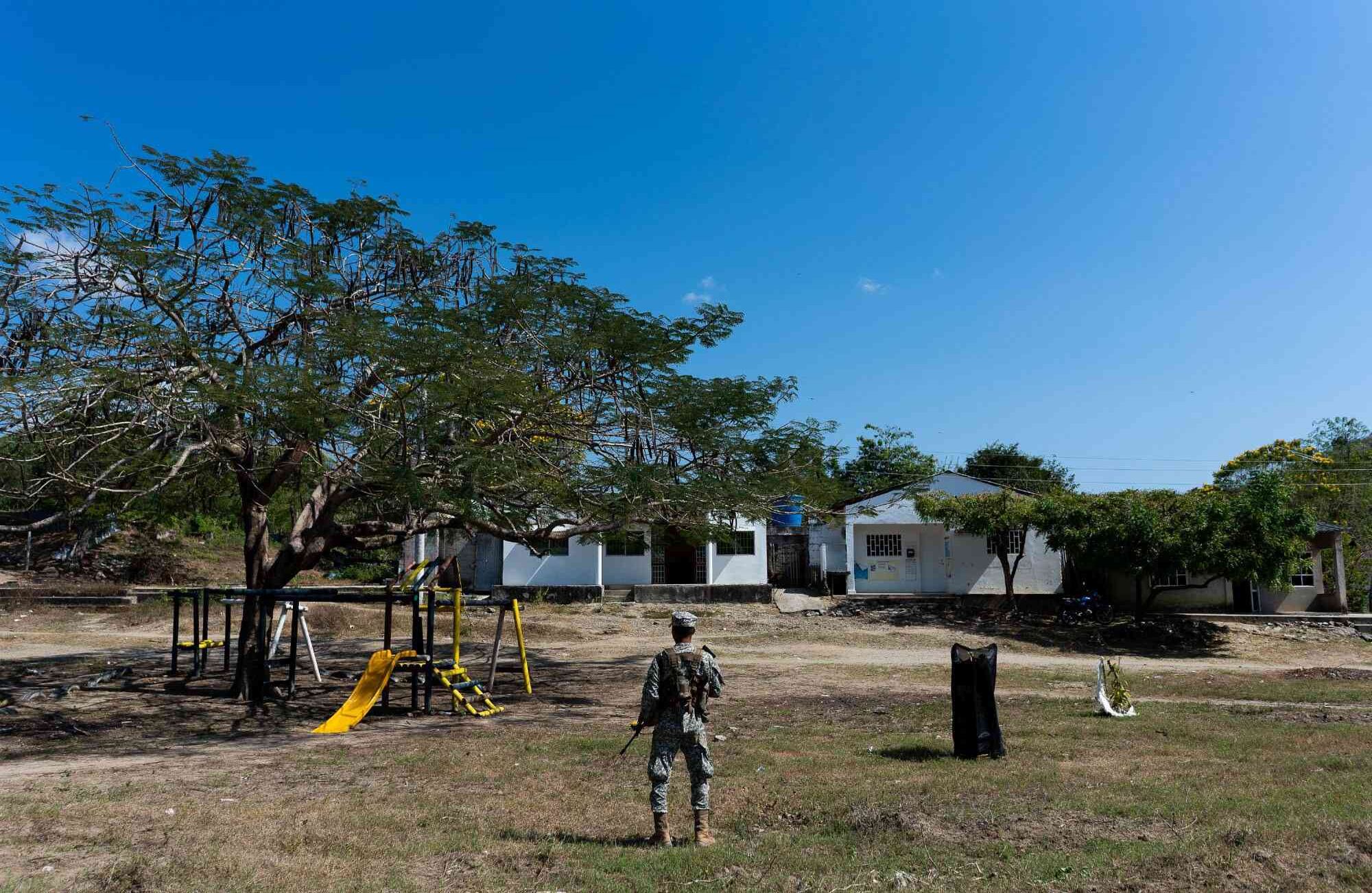 Un infante de marina en posición cerca de la plaza principal de El Salado.