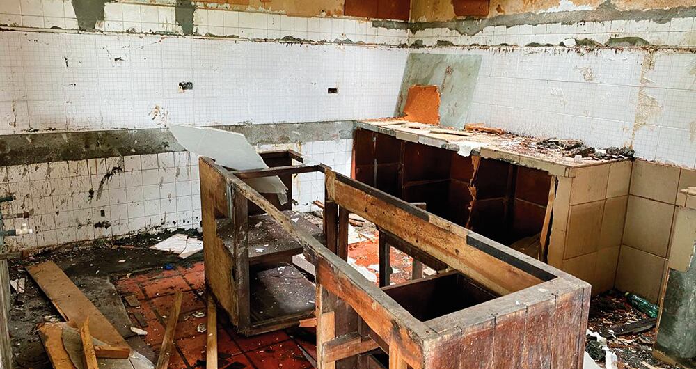 La estructura se encuentra abandonada.