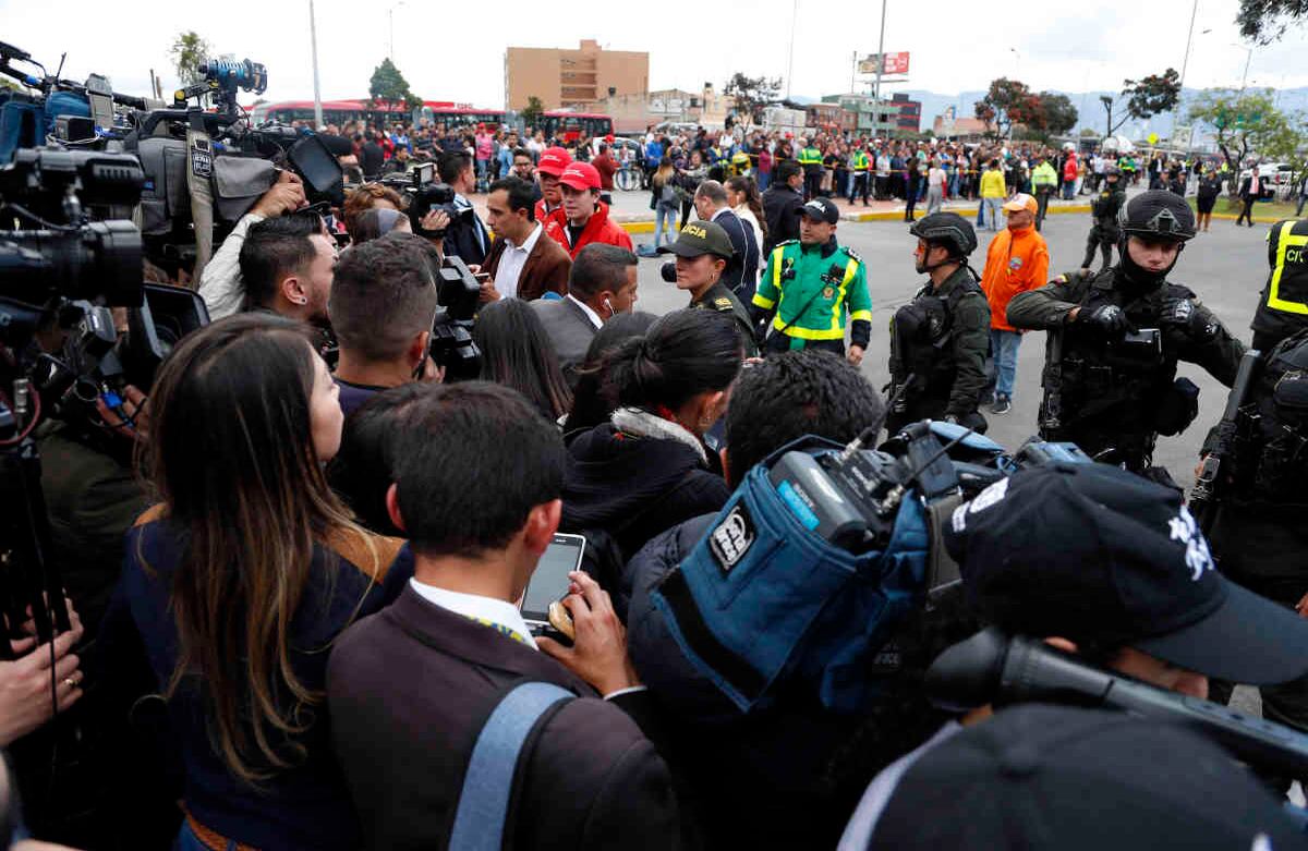 Las versiones de testigos que estarían soportadas por las cámaras de seguridad, apuntan a que este hombre ingresó a la fuerza a las instalaciones y chocó el carro contra los alojamientos foto: León Darío Peláez/Semana