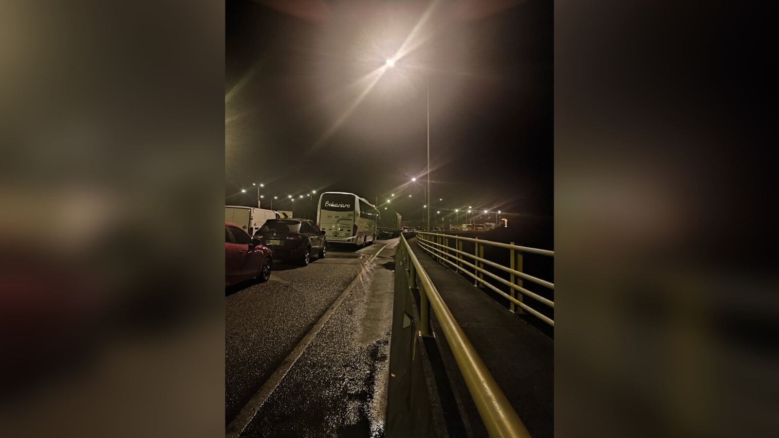 Una larga fila de vehículos espera la reapertura de la vía.