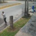 Un comerciante evito el robo de una motocicleta al arrojar una reja a los presuntos ladrones. Foto: twitter @delsurchileno.