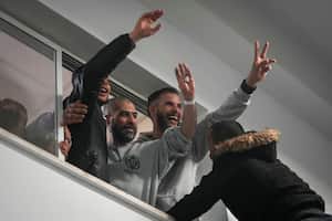 Los prisioneros palestinos son recibidos por una multitud después de descender de un autobús tras su liberación de una prisión israelí tras un acuerdo de alto el fuego con Israel, en la ciudad cisjordana de Ramallah, el sábado 25 de enero de 2025. (Foto AP/Mahmoud Illean)