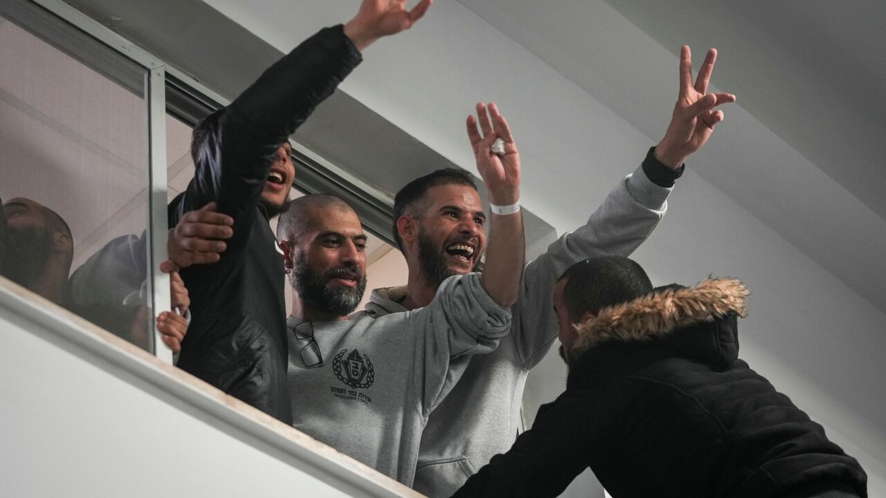 Con "el aval de las autoridades políticas, todos los terroristas fueron liberados, de las cárceles de Ofer (en Cisjordania ocupada) y de Ktziot", en el sur de Israel, afirmó el servicio de prisiones en un comunicado, confirmando la cifra de los detenidos liberados anunciada horas antes por fuentes palestinas.