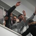 Los prisioneros palestinos son recibidos por una multitud después de descender de un autobús tras su liberación de una prisión israelí tras un acuerdo de alto el fuego con Israel, en la ciudad cisjordana de Ramallah, el sábado 25 de enero de 2025. (Foto AP/Mahmoud Illean)