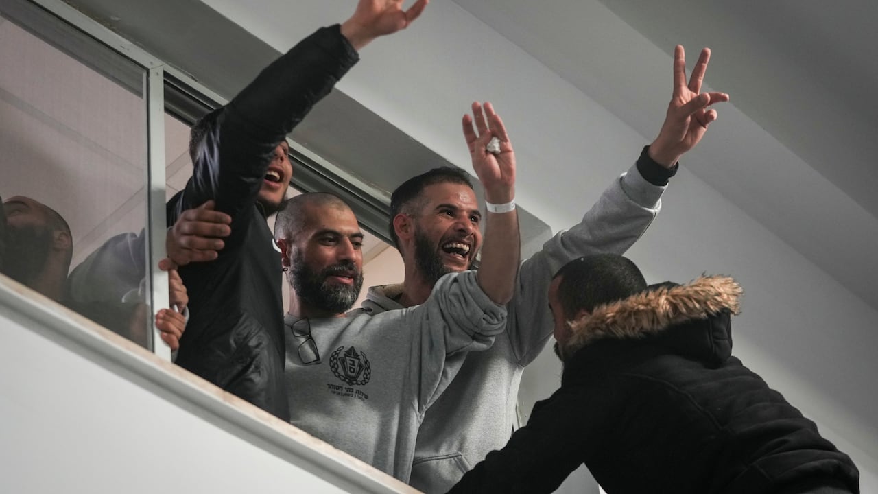 Los prisioneros palestinos son recibidos por una multitud después de descender de un autobús tras su liberación de una prisión israelí tras un acuerdo de alto el fuego con Israel, en la ciudad cisjordana de Ramallah, el sábado 25 de enero de 2025. (Foto AP/Mahmoud Illean)