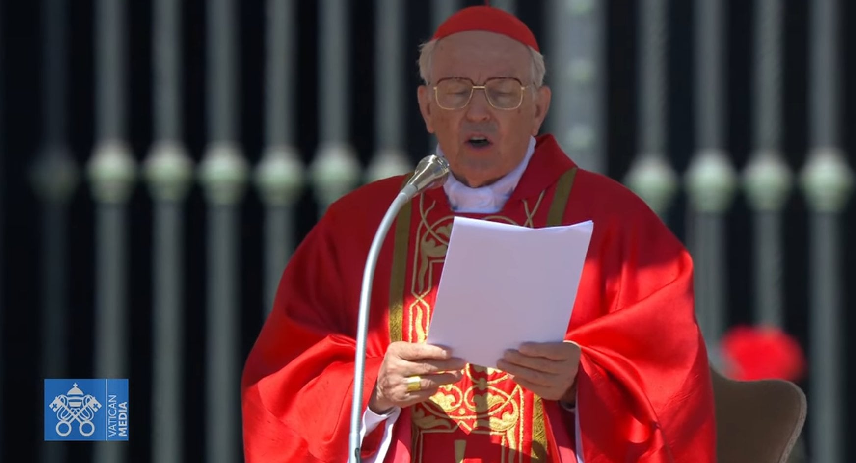 El Cardenal Giovanni Battista Re, Decano del Colegio Cardenalicio, pronuncia la homilía en las exequias del papa Francisco.