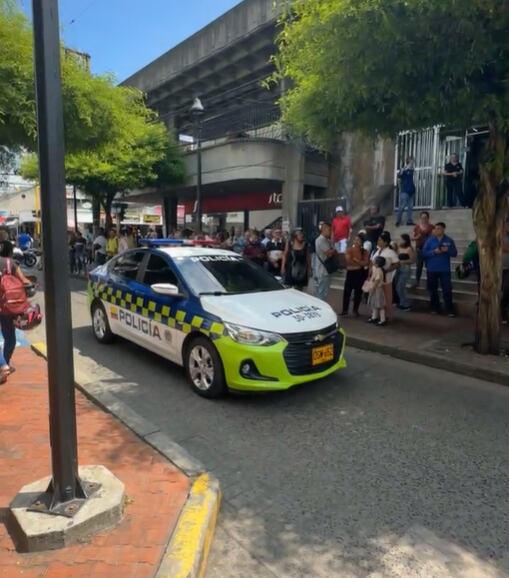 La ciudadanía llegó a aglutinarse en las afueras de la sede bancaria a la espera de novedades.