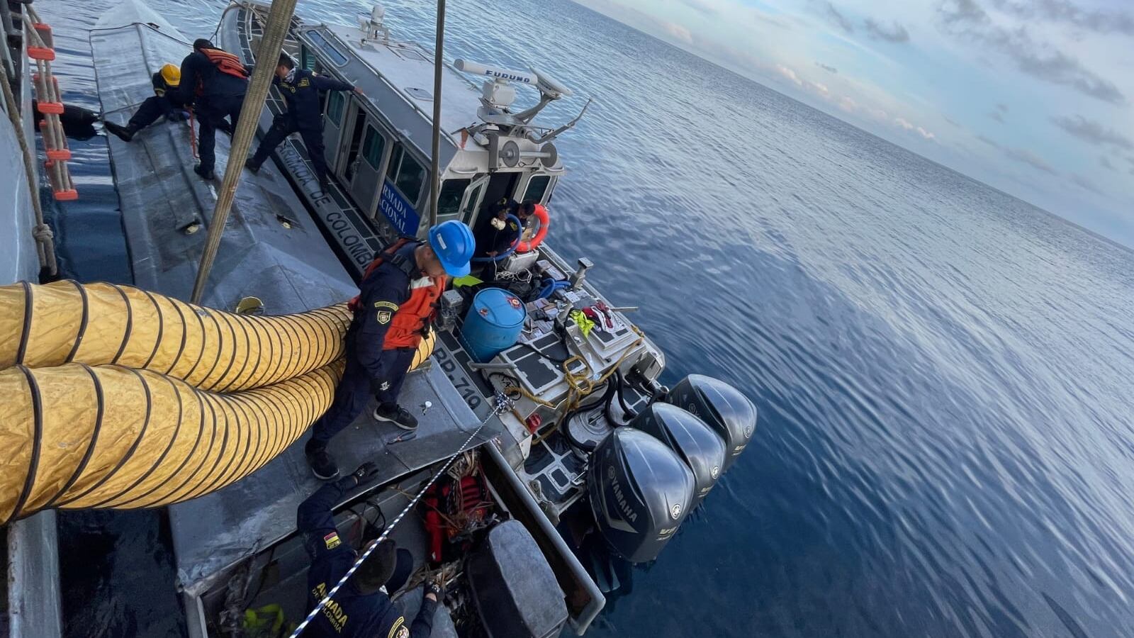 Así hallaron en el Pacífico más de dos toneladas de coca en un semisumergible.