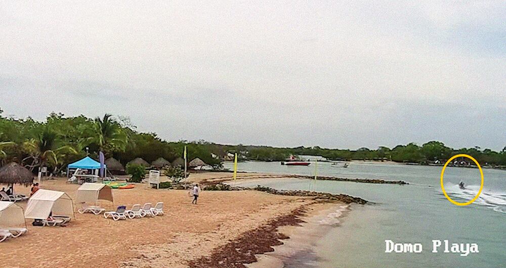  9:45 a. m. Los asesinos huyen del lugar en la moto acuática.
