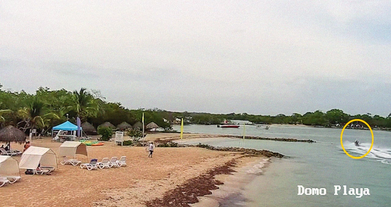 9:45 a. m. Los asesinos huyen del lugar en la moto acuática.