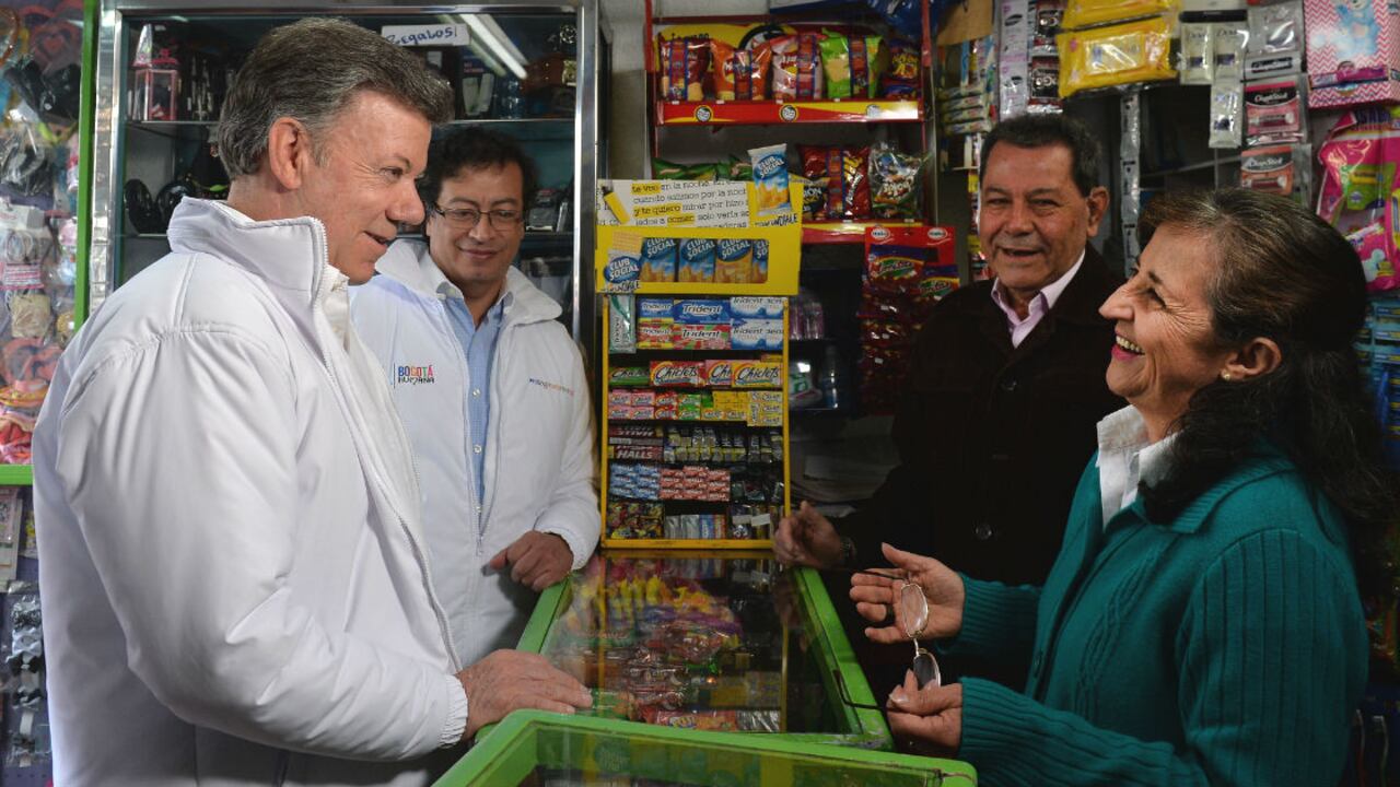 El presidente Juan Manuel Santos y el alcalde Gustavo Petro dialogaron con algunos habitantes sobre su conocimiento del proceso de paz. Una de esas personas fue Ligia Méndez, propietaria de una miscelánea.