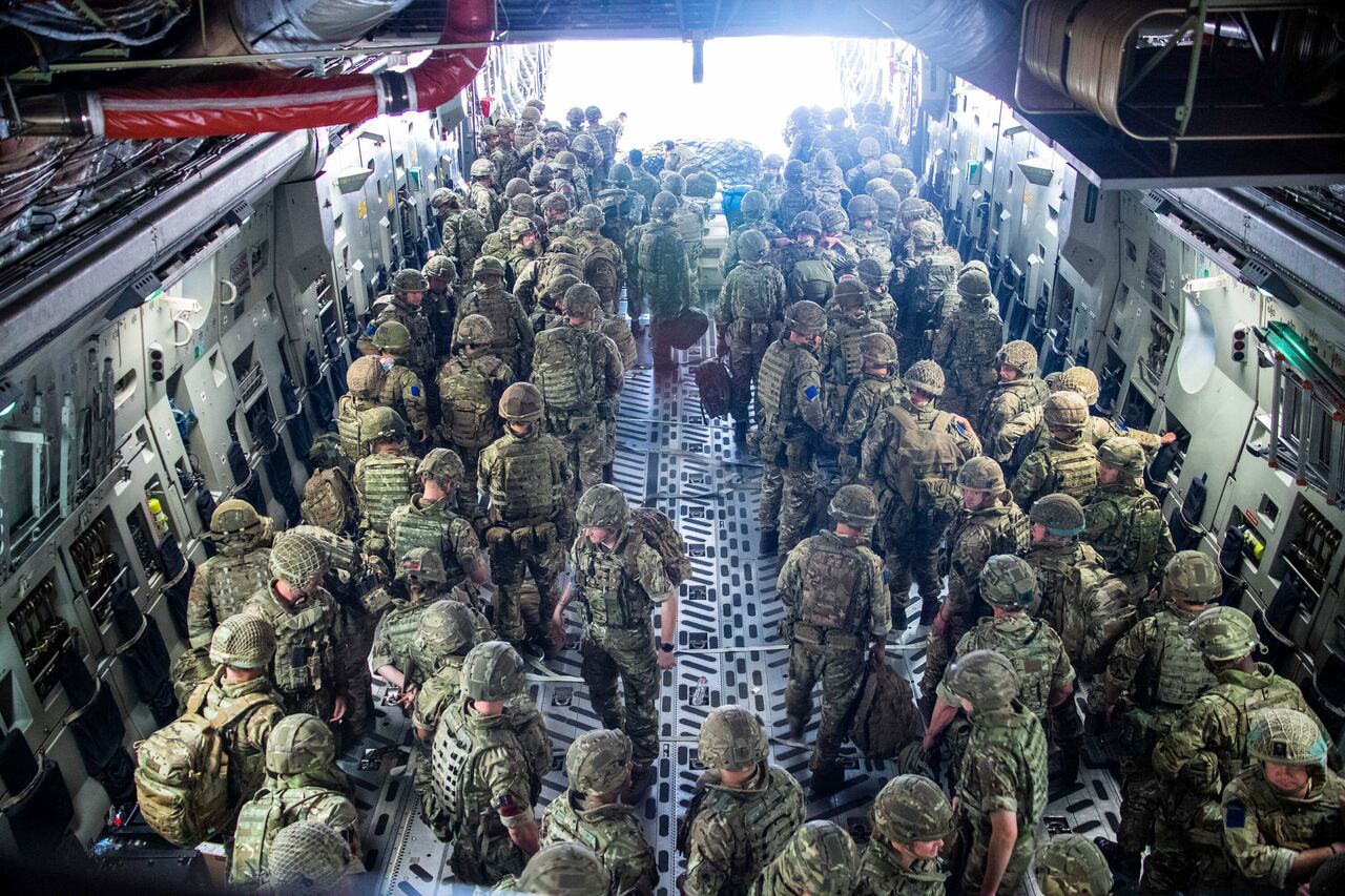 Miembros de la 16 Brigada de Asalto Aéreo del Reino Unido llegan a Kabul como parte de una fuerza británica de 600 efectivos enviada para ayudar con la operación para rescatar a ciudadanos británicos en Afganistán, ante la llegada de los talibanes a la capital