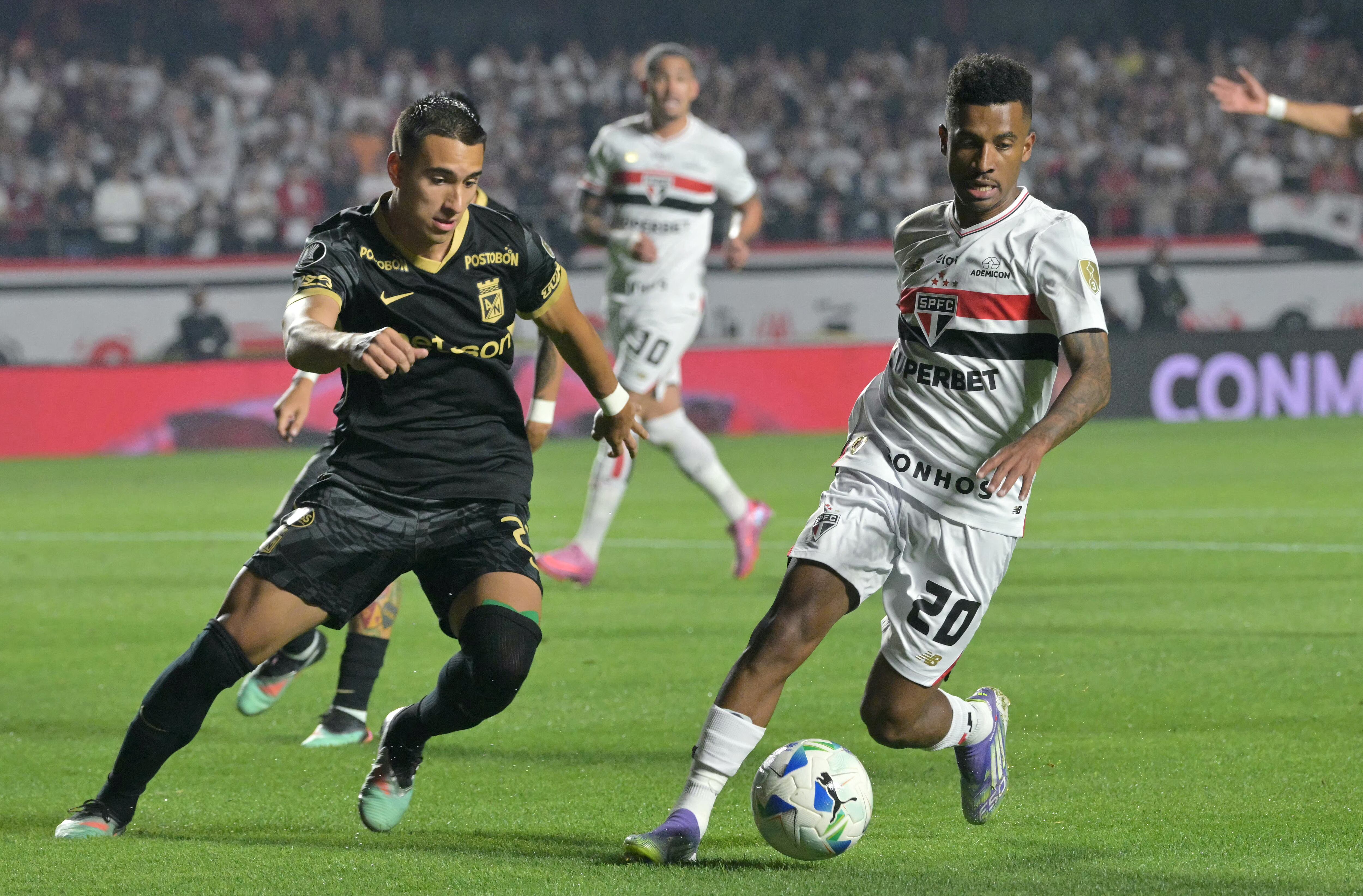 El mediocampista del Atlético Nacional #23 Juan José Arias y el mediocampista del Sao Paulo #20 Marcos Antonio luchan por el balón durante el partido de vuelta de los octavos de final de la Copa Libertadores entre el Sao Paulo de Brasil y el Atlético Nacional de Colombia en el estadio Morumbi de Sao Paulo, Brasil, el 19 de agosto de 2025. (Foto de NELSON ALMEIDA / AFP)
