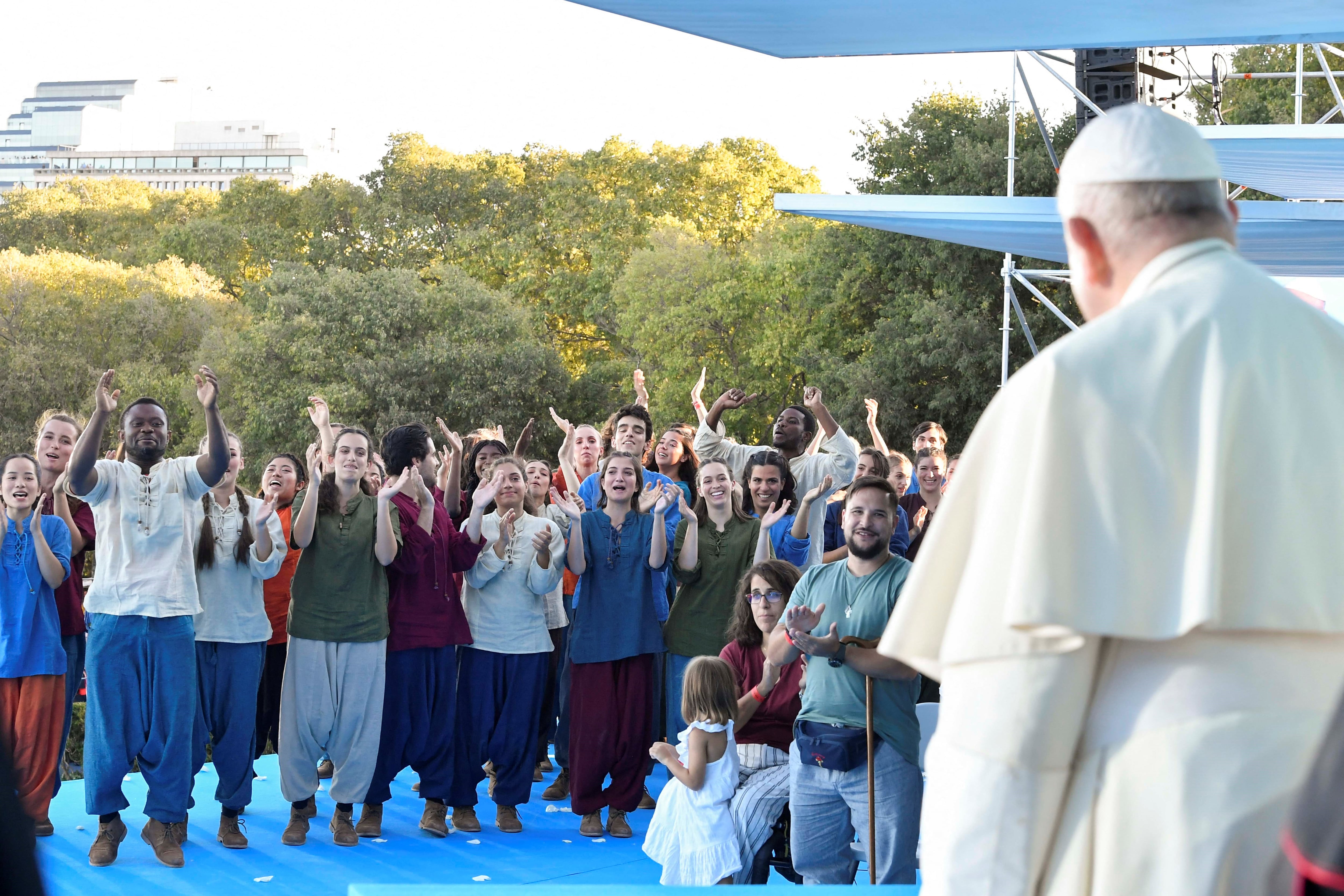 "A pesar de la guerra, de todas las dificultades", tras un largo viaje y quince horas de bloqueo en la frontera polaca, "ya estamos aquí", celebra el cura Roman Demush, vicerresponsable de la pastoral de los jóvenes ucranianos greco-católicos, que representa alrededor del 8% de la población del país.